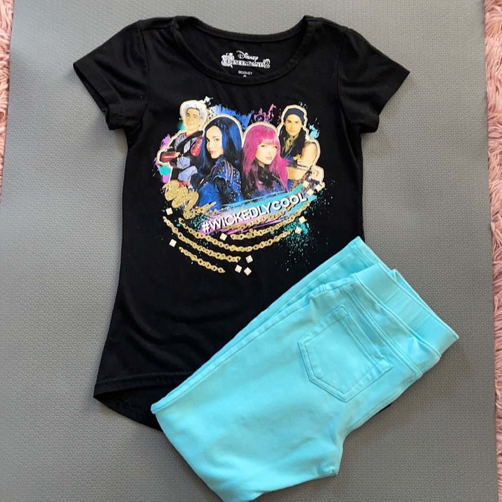 Disney descendants 2 top with matching pants. Too size S pants size 6X